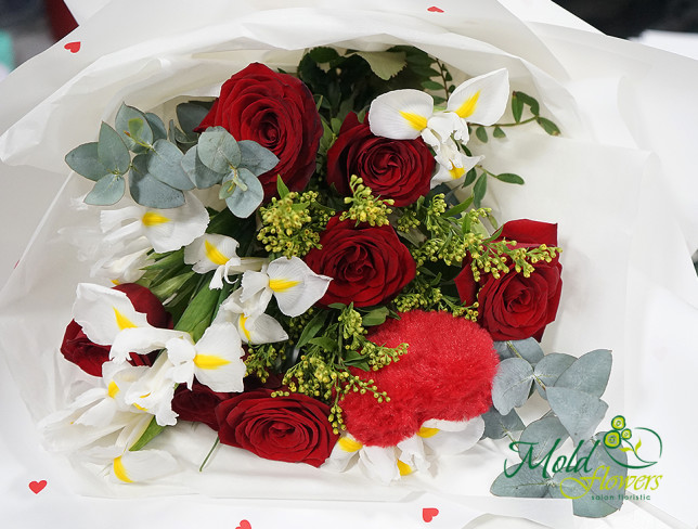 Букет из белых ирисов и красных роз Фото